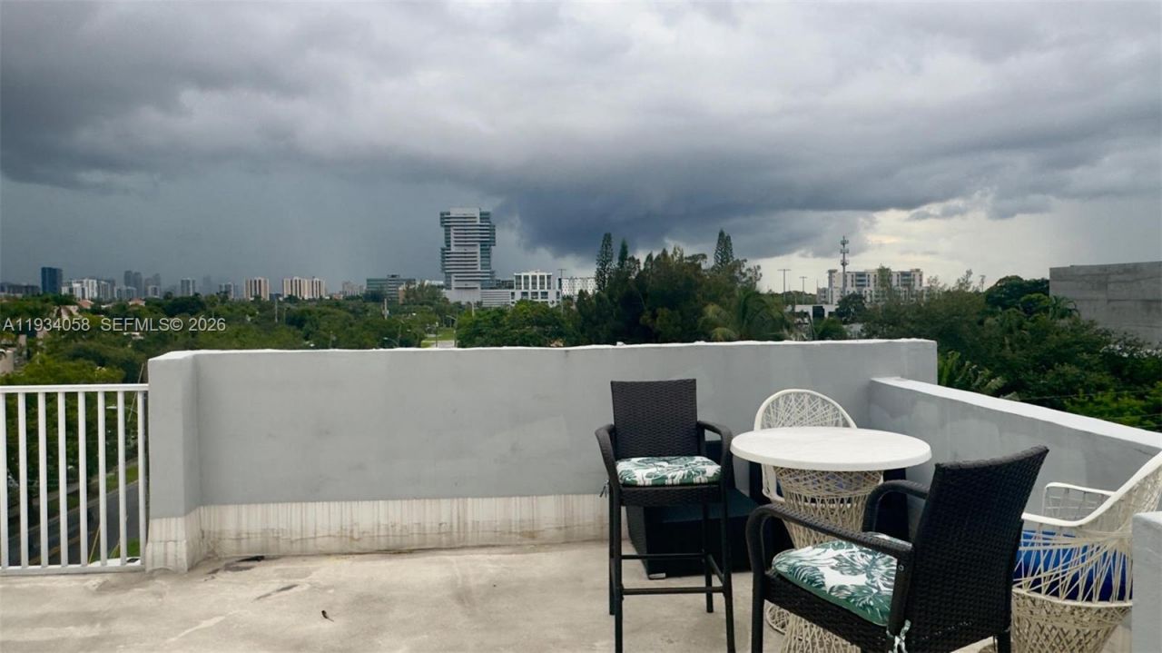 329 SE 3rd St, Unit 502S, Hallandale Beach, FL 33009 Photo