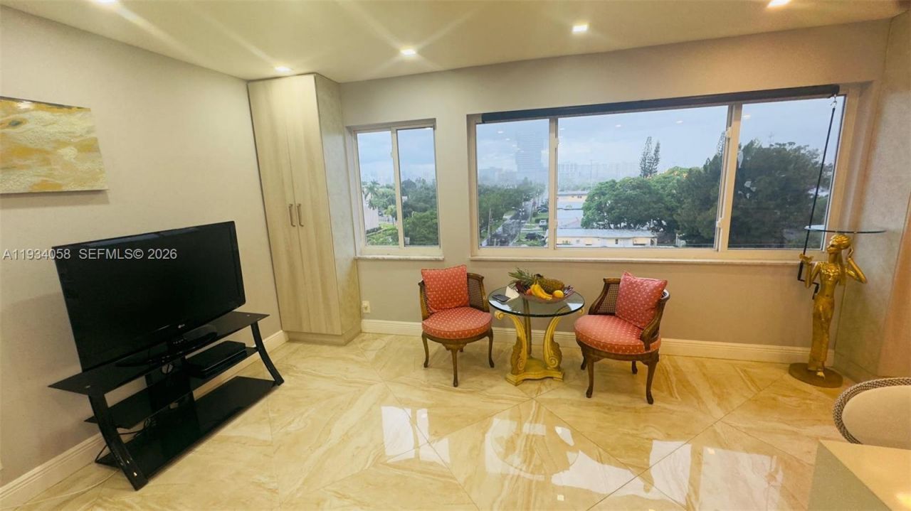 329 SE 3rd St, Unit 502S, Hallandale Beach, FL 33009 Photo