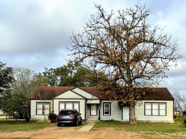 1000 E 2nd, Nixon, TX 78140