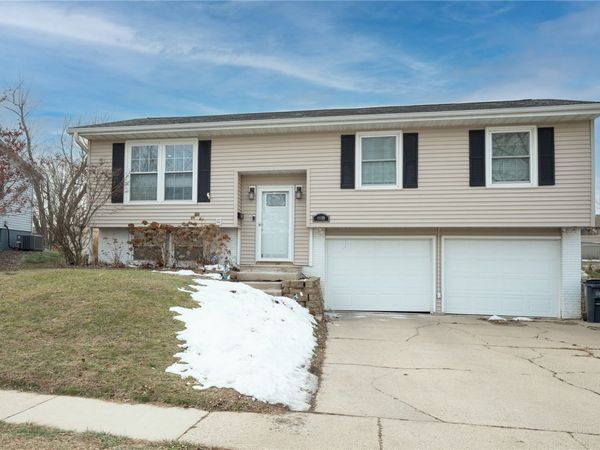 4609 Pineview Drive NE, Cedar Rapids, IA 52402