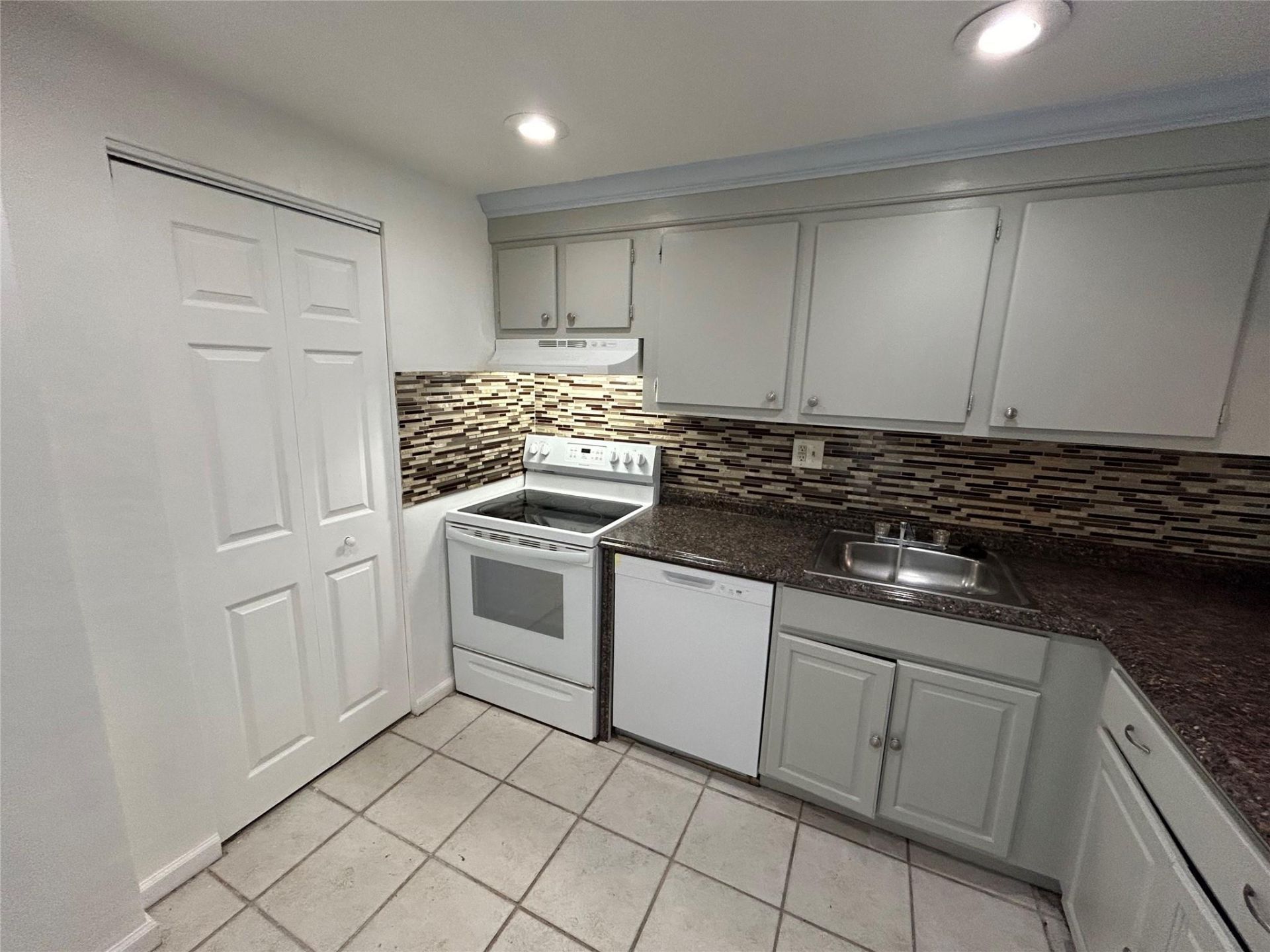 8000 Fairview Drive, Unit 102, Tamarac, FL 33321 Photo