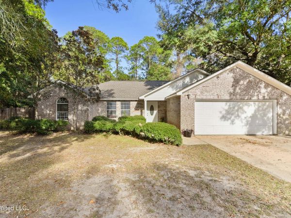 612 Oak Street, Ocean Springs, MS 39564