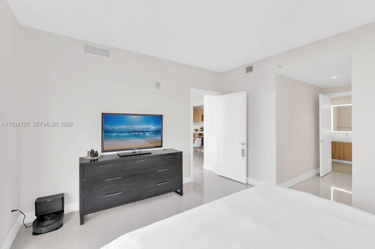 2960 NE 207 St, Unit 810, Aventura, FL 33180 Photo