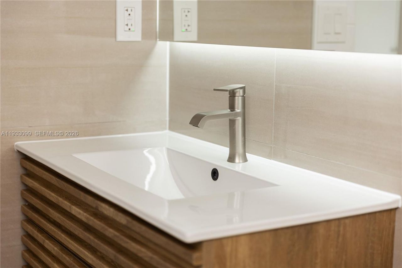 3625 N Country Club Dr, Unit 309, Aventura, FL 33180 Photo