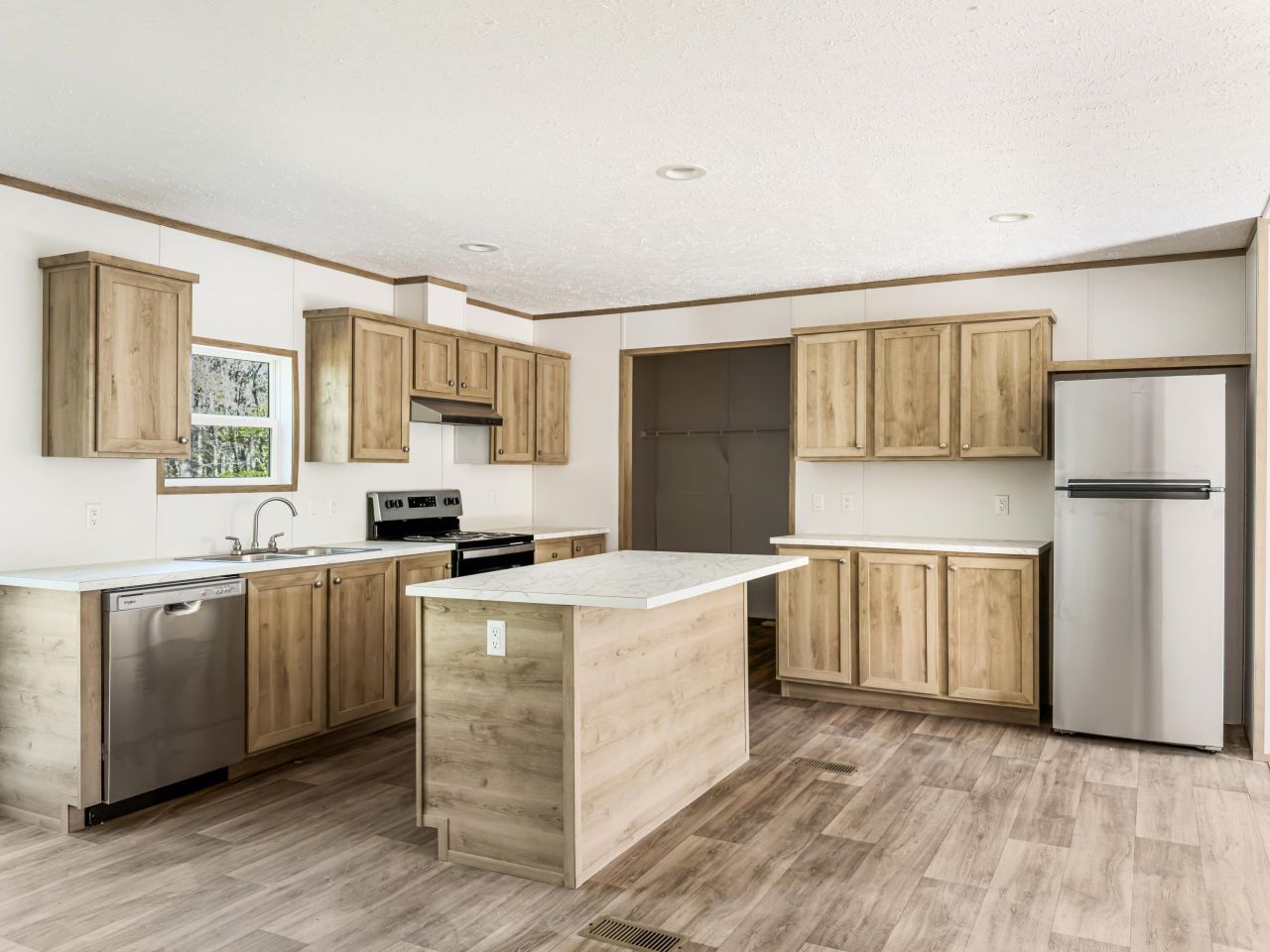 270 Saturn Lane Photo 19