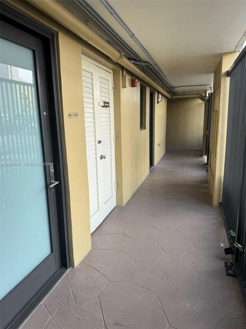 301 Golden Isles Dr, Unit 112, Hallandale Beach, FL 33009 Photo