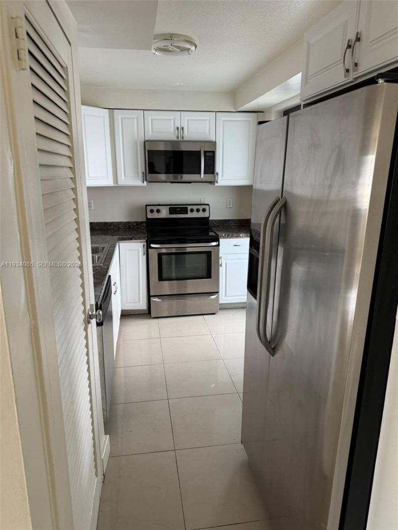 301 Golden Isles Dr, Unit 112, Hallandale Beach, FL 33009 Photo