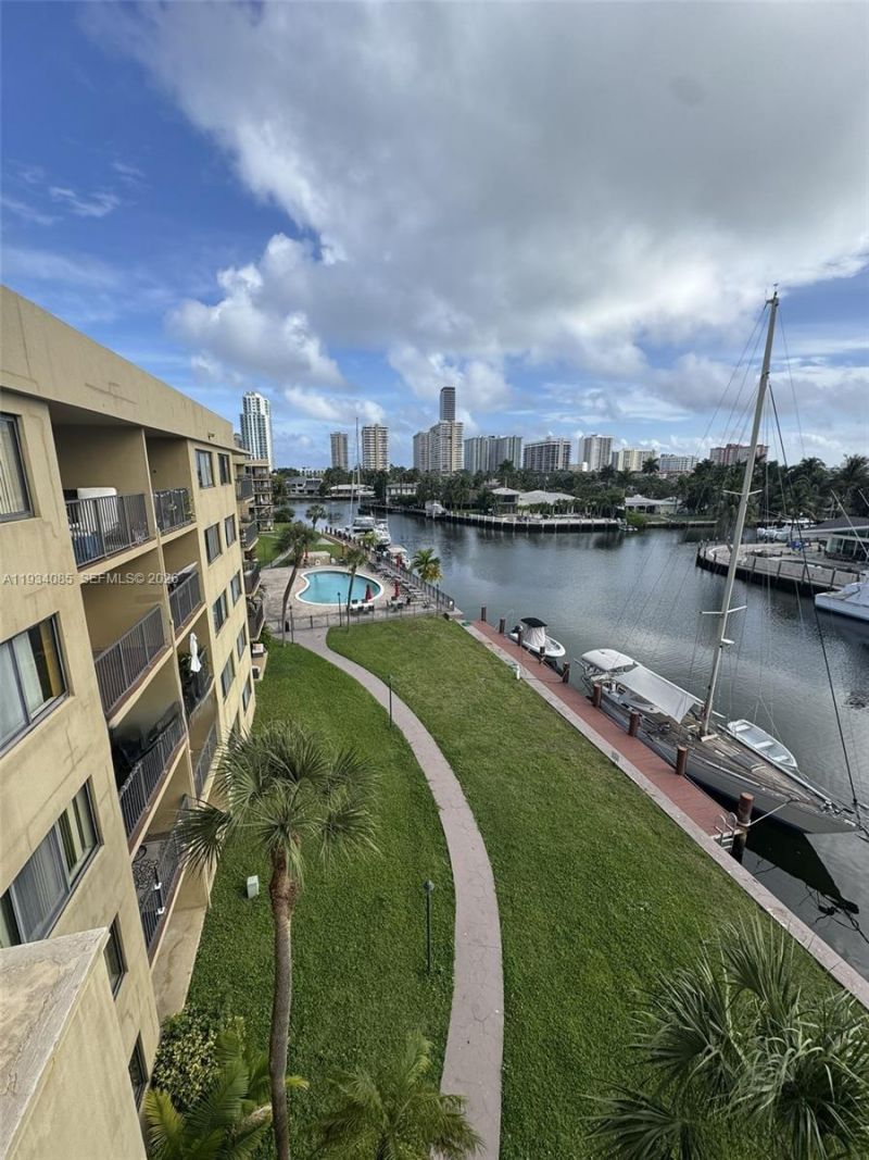 301 Golden Isles Dr, Unit 112, Hallandale Beach, FL 33009 Photo
