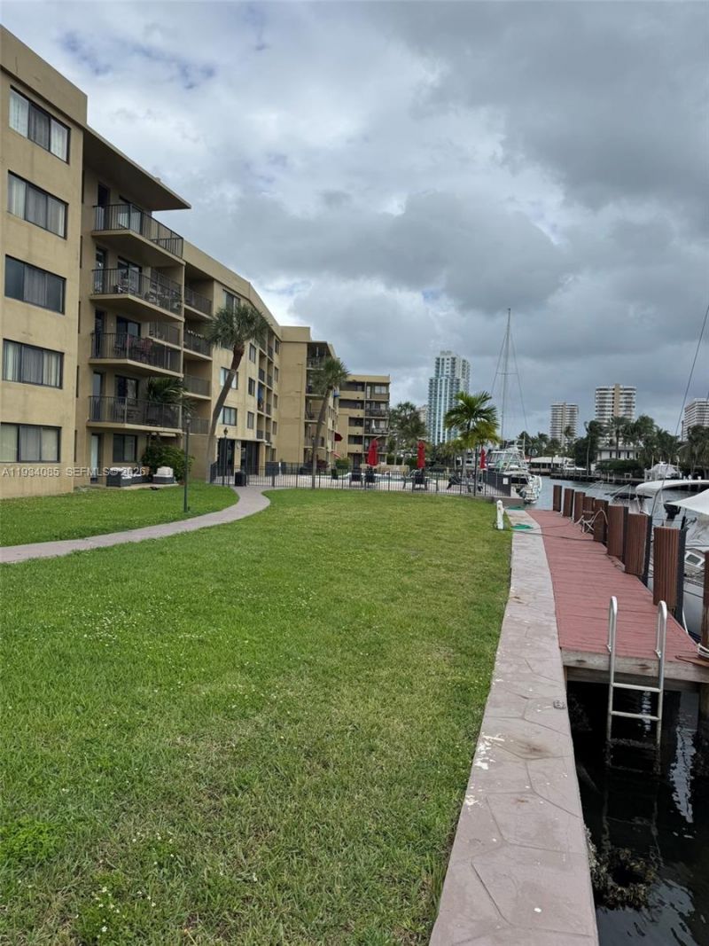 301 Golden Isles Dr, Unit 112, Hallandale Beach, FL 33009 Photo