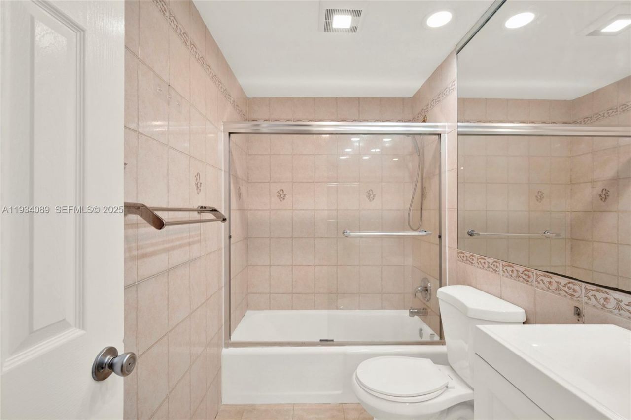 400 Kings Point Dr, Unit 1604, Sunny Isles Beach, FL 33160 Photo