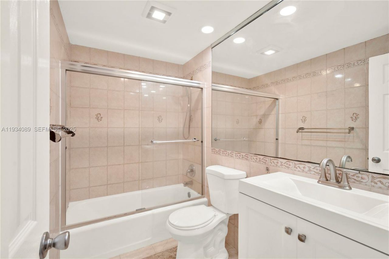 400 Kings Point Dr, Unit 1604, Sunny Isles Beach, FL 33160 Photo