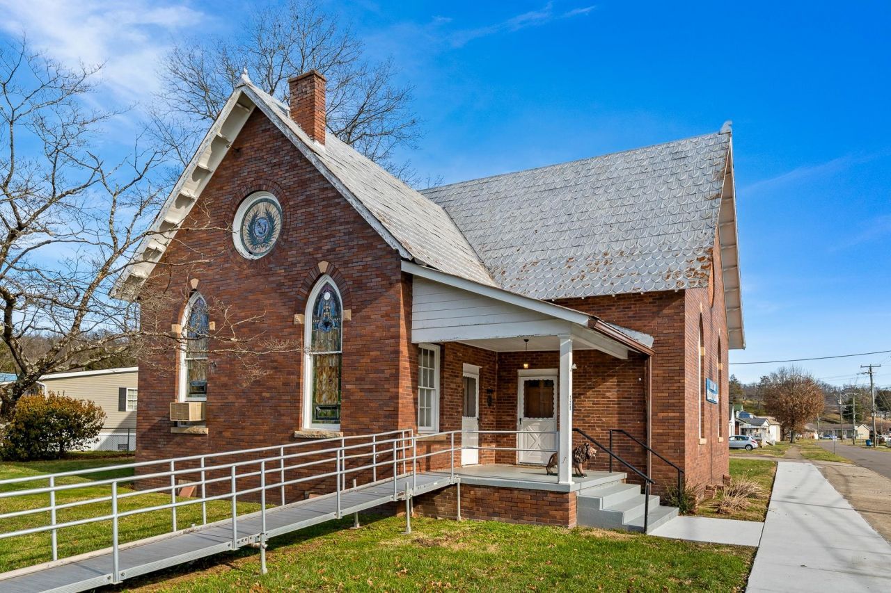 729 Mason Street Milton, WV 25541