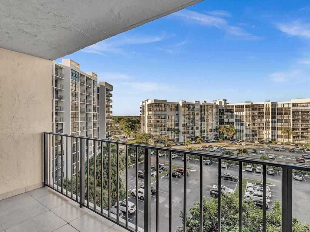 600 Parkview Drive, Unit 719, Hallandale Beach, FL 33009 Photo