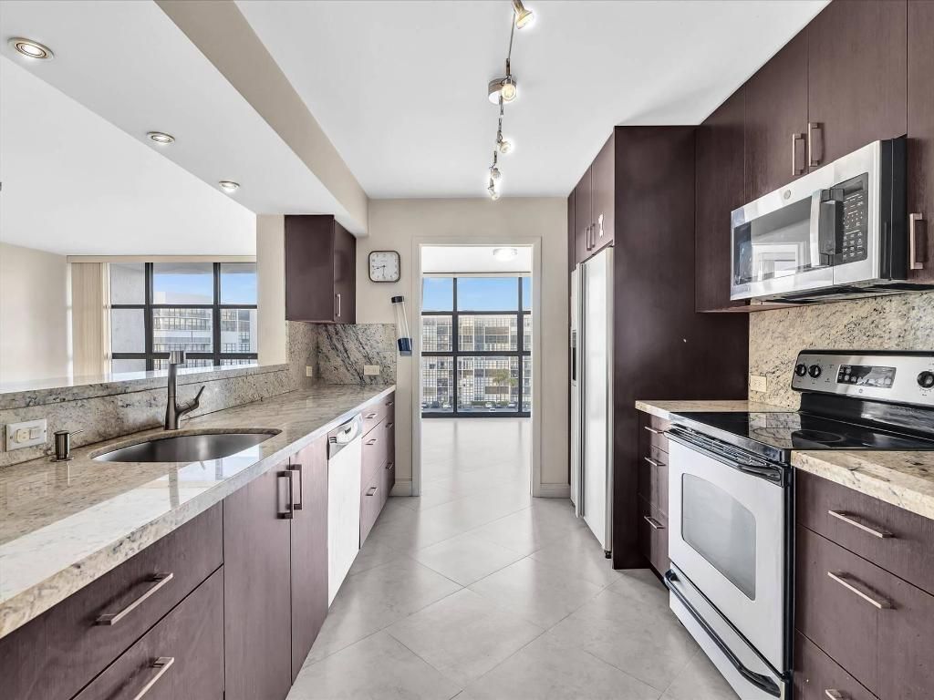 600 Parkview Drive, Unit 719, Hallandale Beach, FL 33009 Photo