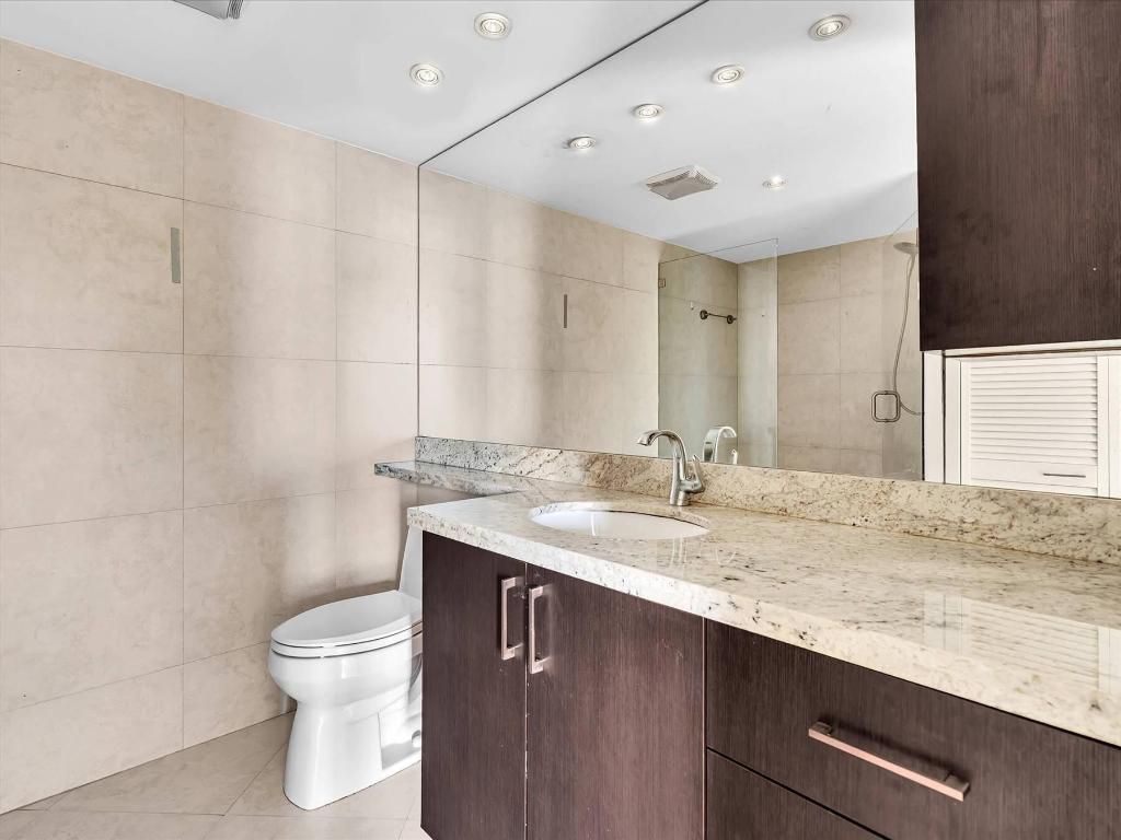 600 Parkview Drive, Unit 719, Hallandale Beach, FL 33009 Photo