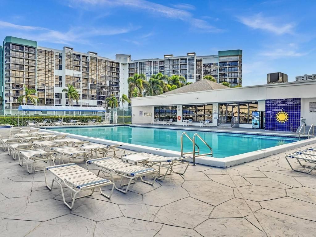 600 Parkview Drive, Unit 719, Hallandale Beach, FL 33009 Photo