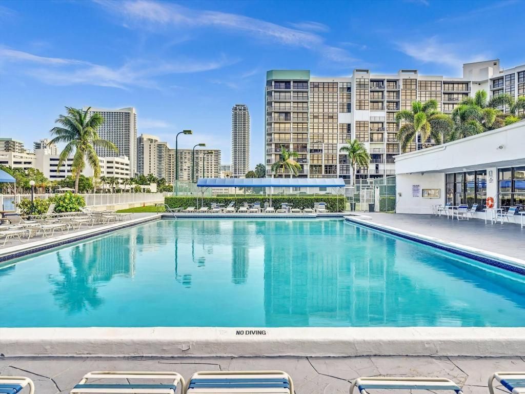600 Parkview Drive, Unit 719, Hallandale Beach, FL 33009 Photo