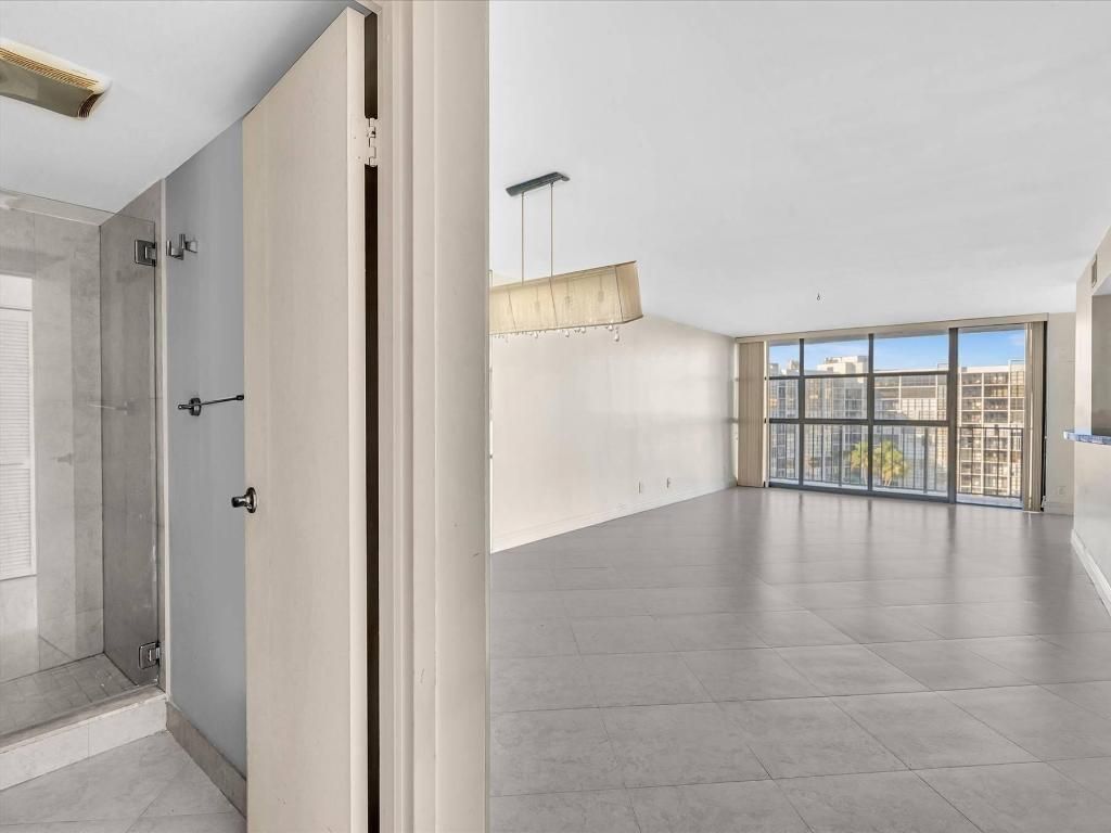 600 Parkview Drive, Unit 719, Hallandale Beach, FL 33009 Photo