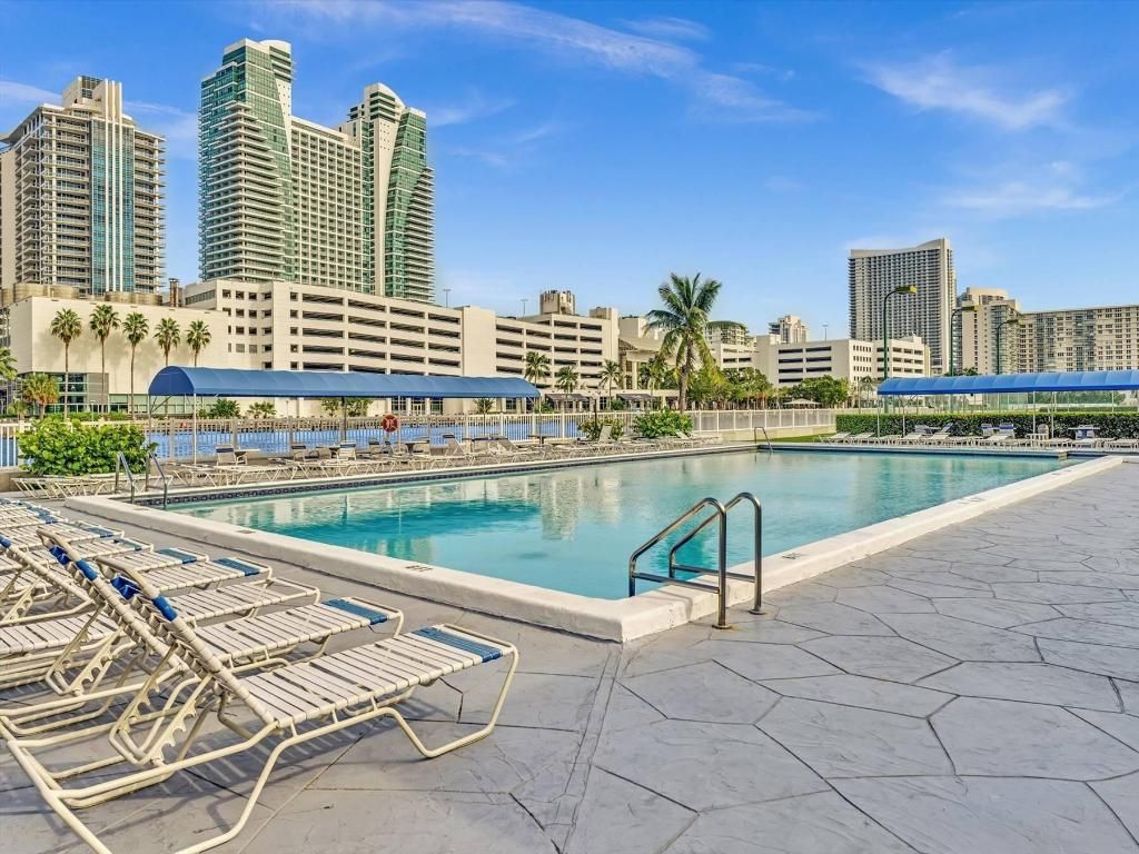 600 Parkview Drive, Unit 719, Hallandale Beach, FL 33009 Photo