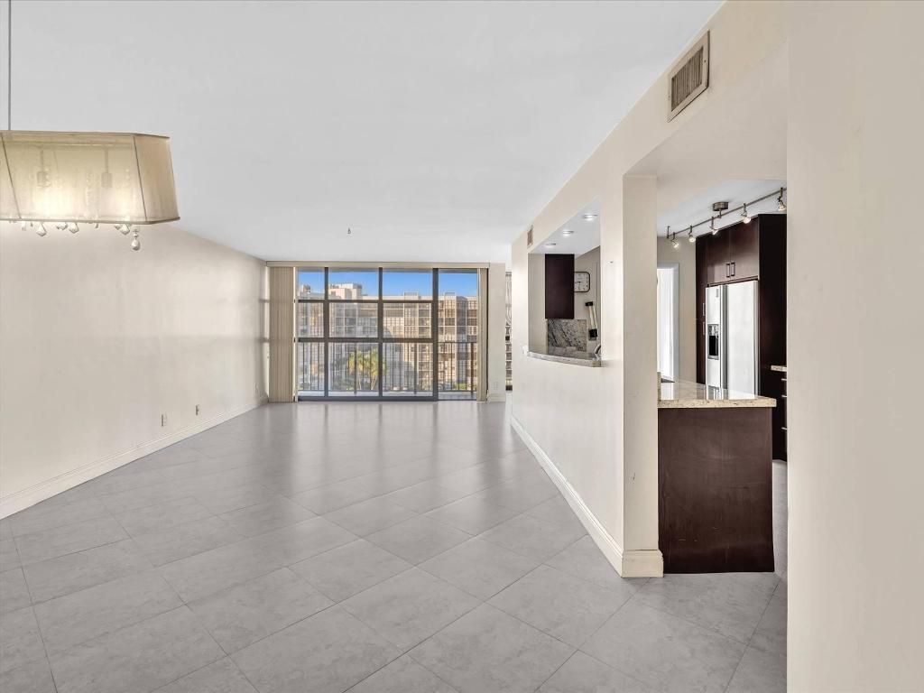 600 Parkview Drive, Unit 719, Hallandale Beach, FL 33009 Photo