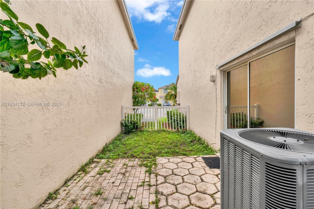 11910 NW 12th St, Pembroke Pines, FL 33026 Photo