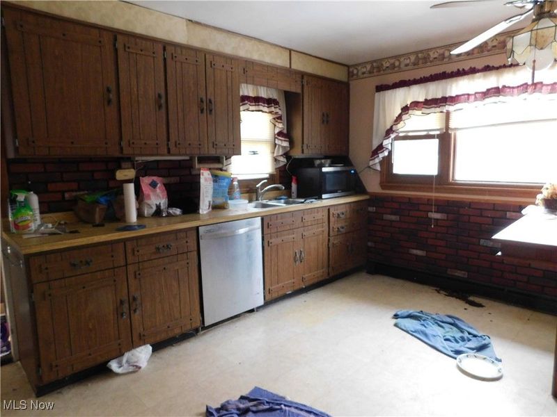 7360 N Meadowpark Drive, Bedford, OH 44146 Photo 14