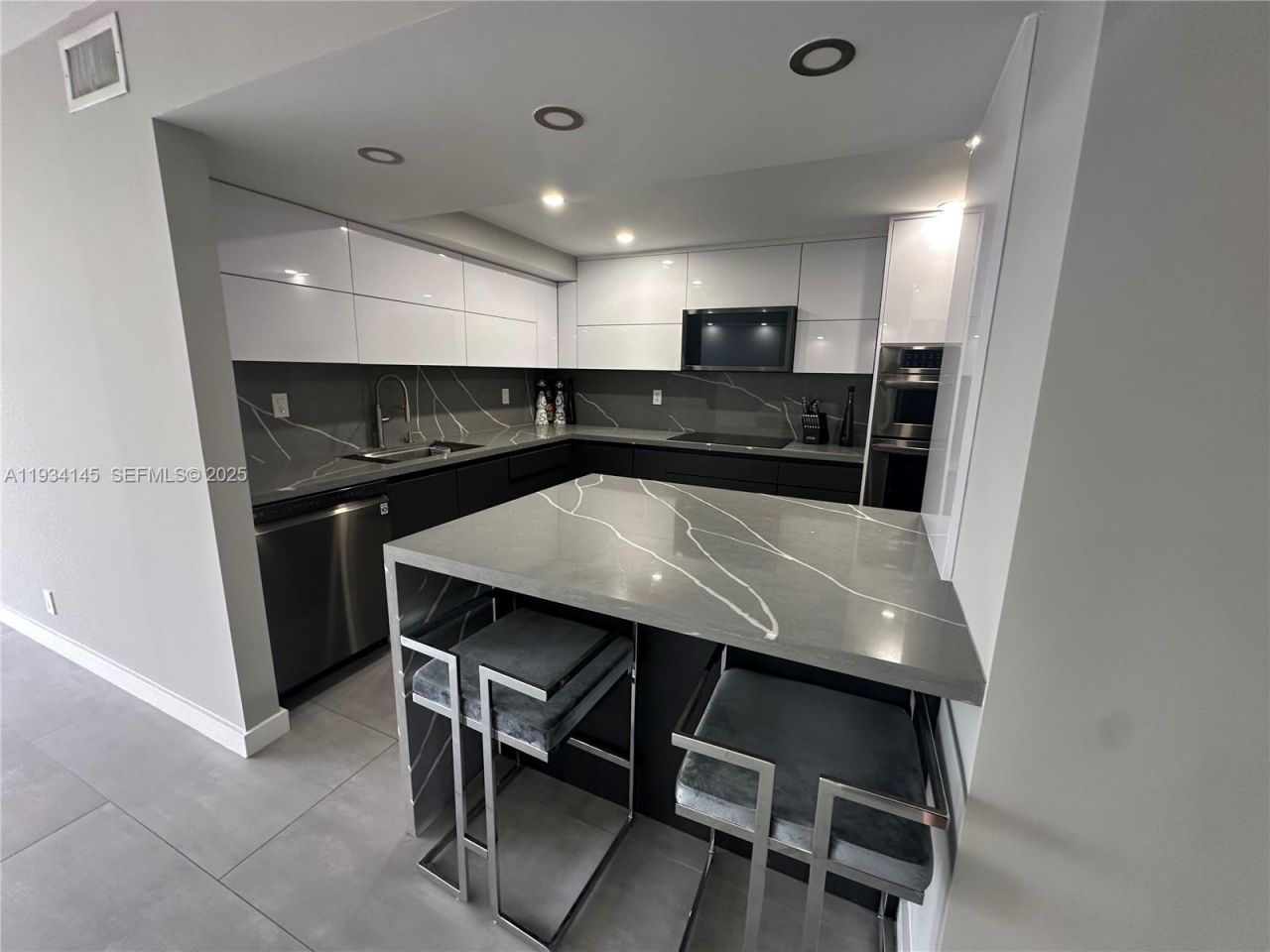 600 Parkview Dr, Unit 602, Hallandale Beach, FL 33009 Photo