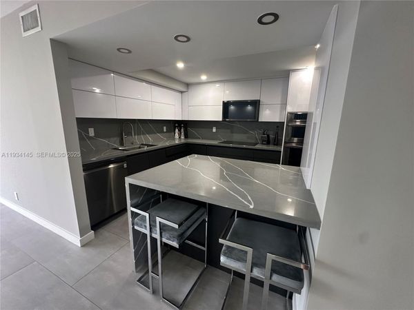 600 Parkview Dr, Unit 602, Hallandale Beach, FL 33009