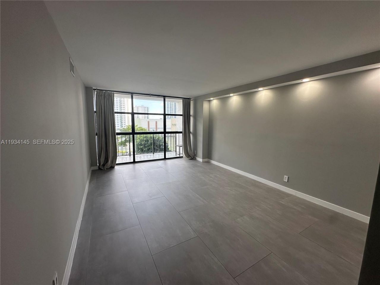 600 Parkview Dr, Unit 602, Hallandale Beach, FL 33009 Photo