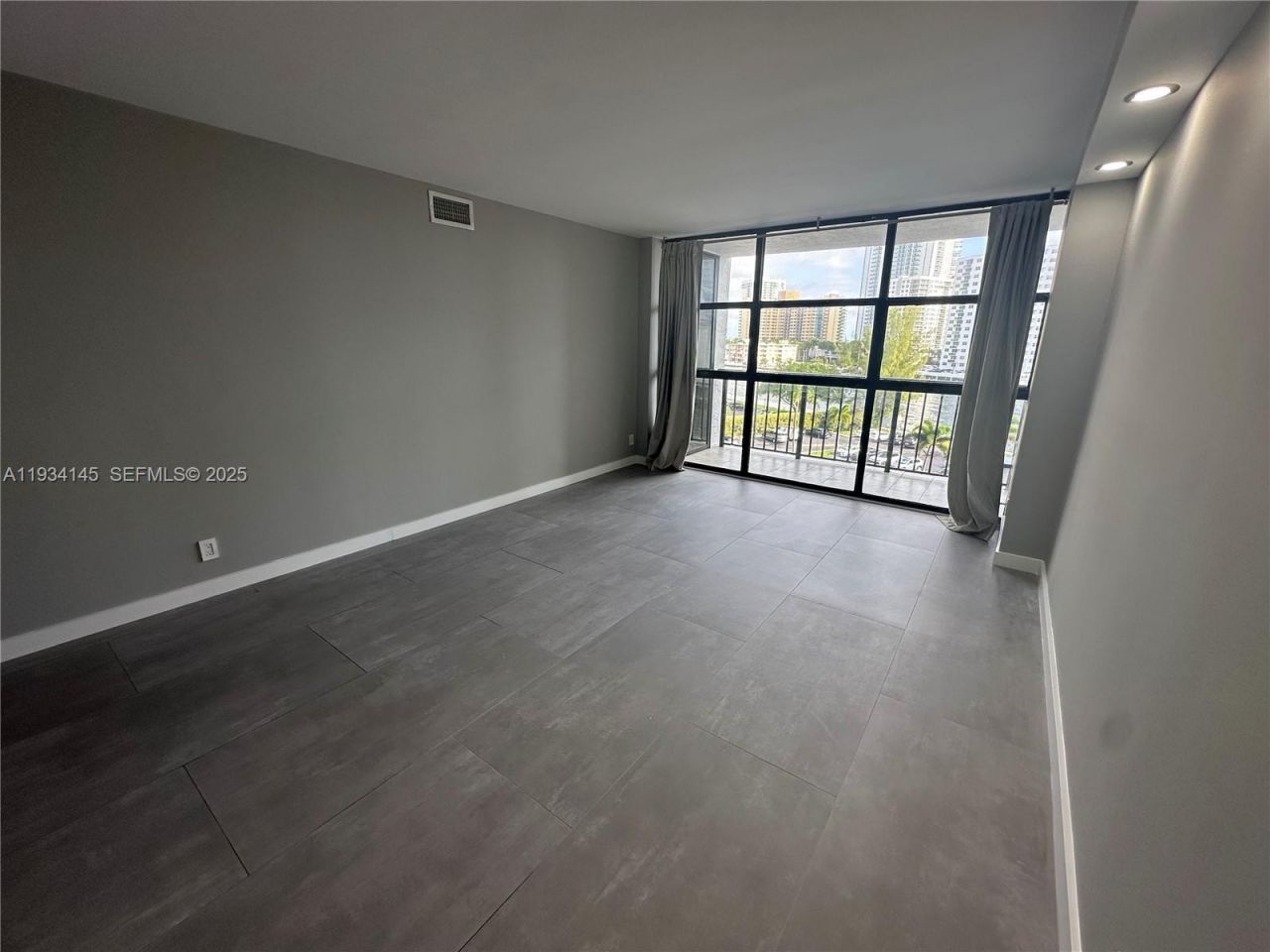 600 Parkview Dr, Unit 602, Hallandale Beach, FL 33009 Photo