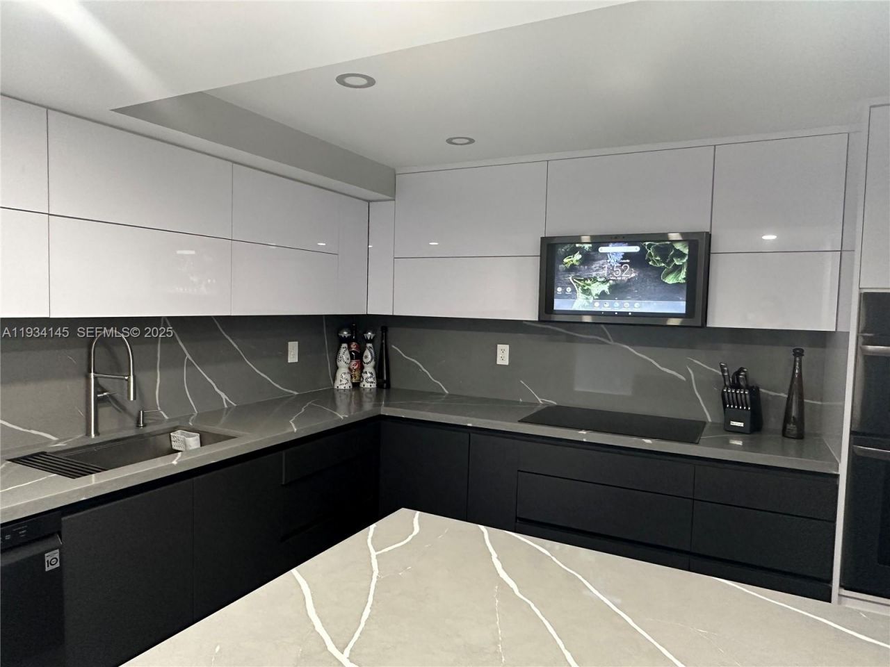 600 Parkview Dr, Unit 602, Hallandale Beach, FL 33009 Photo