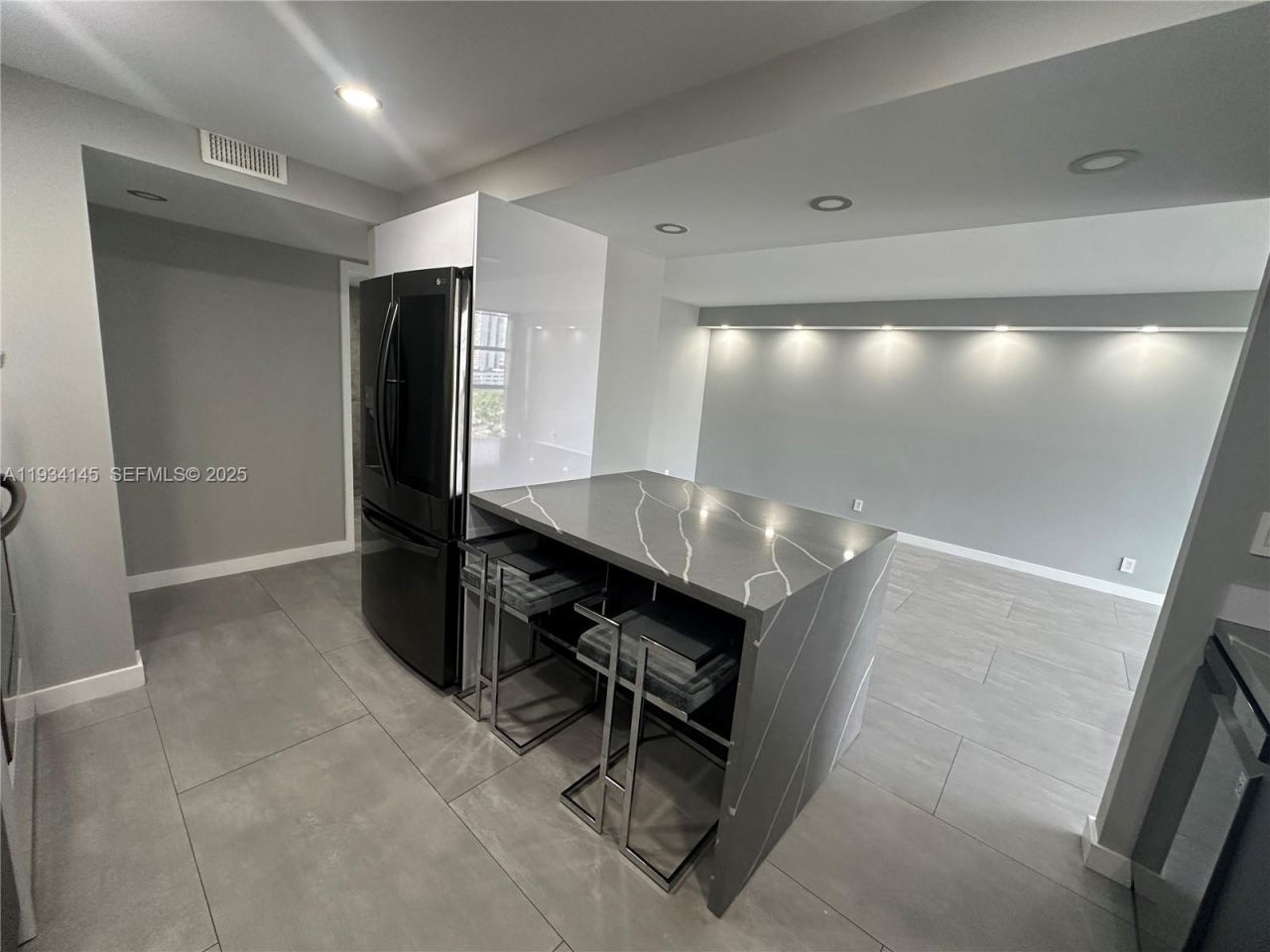 600 Parkview Dr, Unit 602, Hallandale Beach, FL 33009 Photo