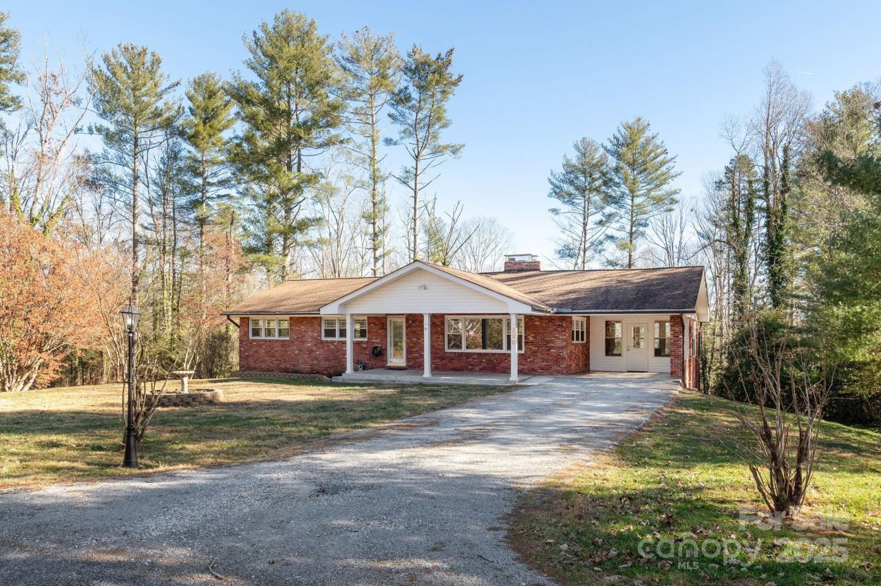 290 Crabapple Hill Lane, Hendersonville, NC 28792 Main Photo