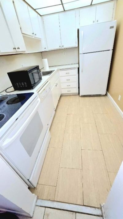 121 Golden Isles Drive, Unit 904, Hallandale Beach, FL 33009 Photo