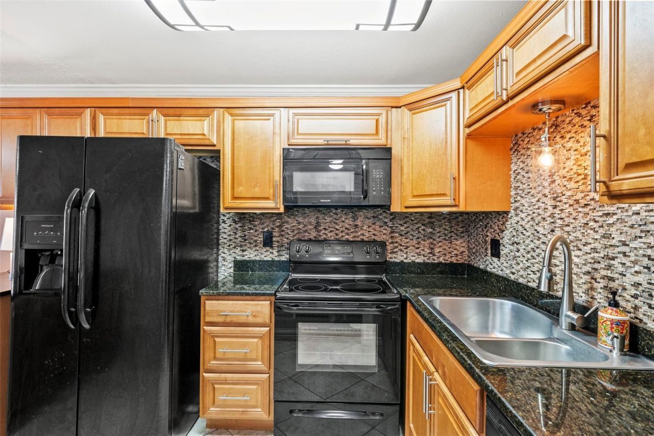 1860 Massachusetts Avenue Ne, Unit 206, Saint Petersburg, FL 33703 Photo