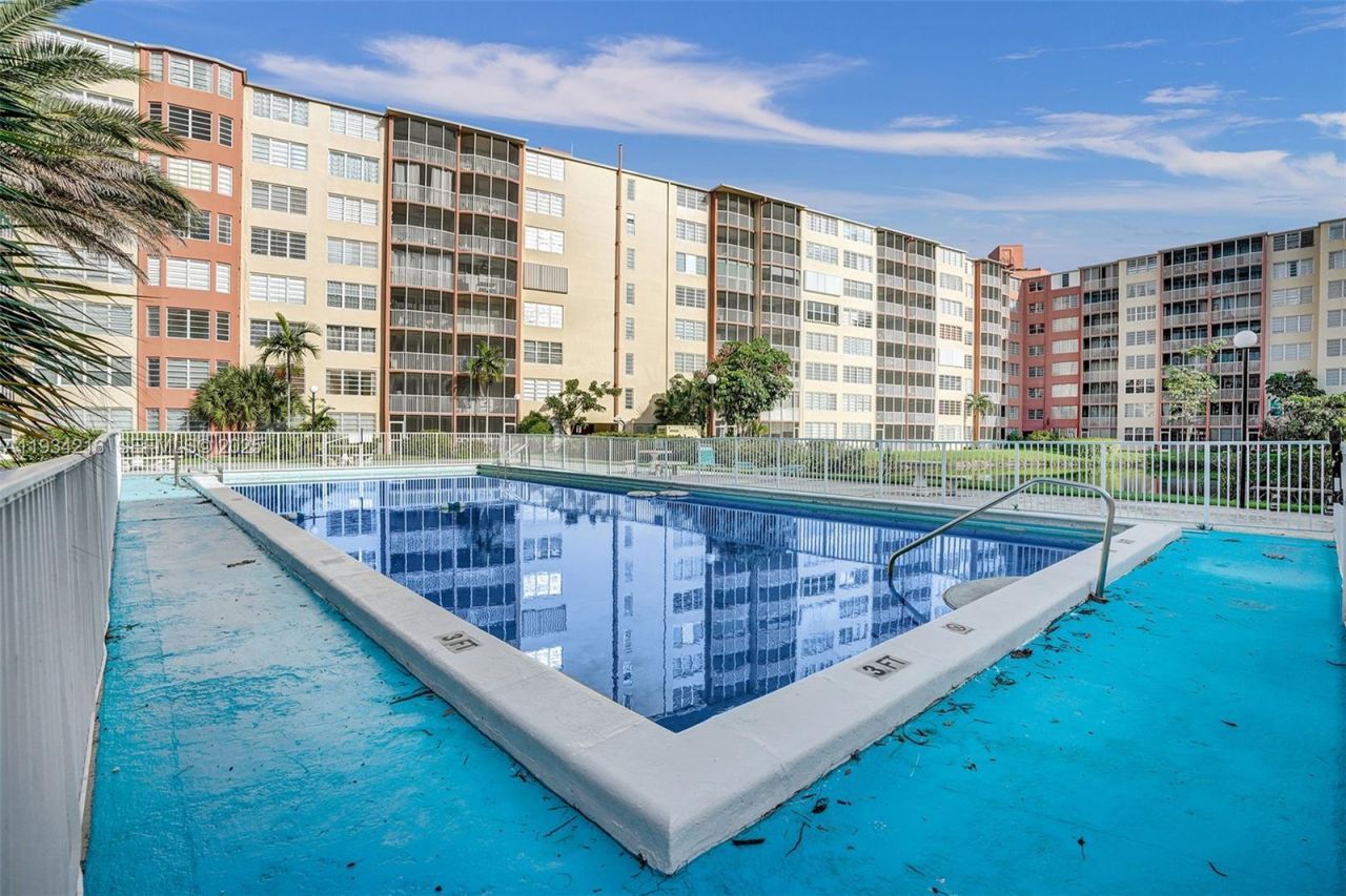 1780 NE 191st St, Unit 304-2, Miami, FL 33179 Photo