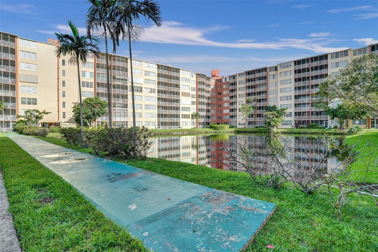 1780 NE 191st St, Unit 304-2, Miami, FL 33179 Photo