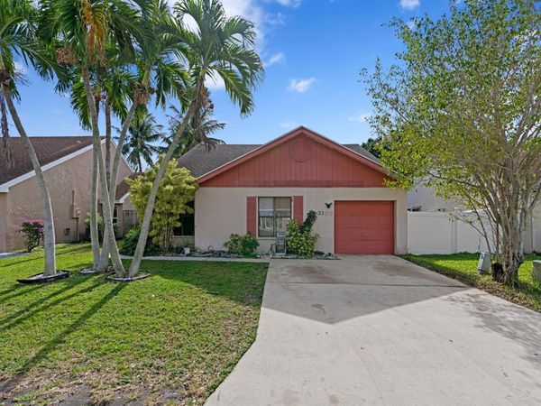 33 Peachtree Place, Boynton Beach, FL 33436