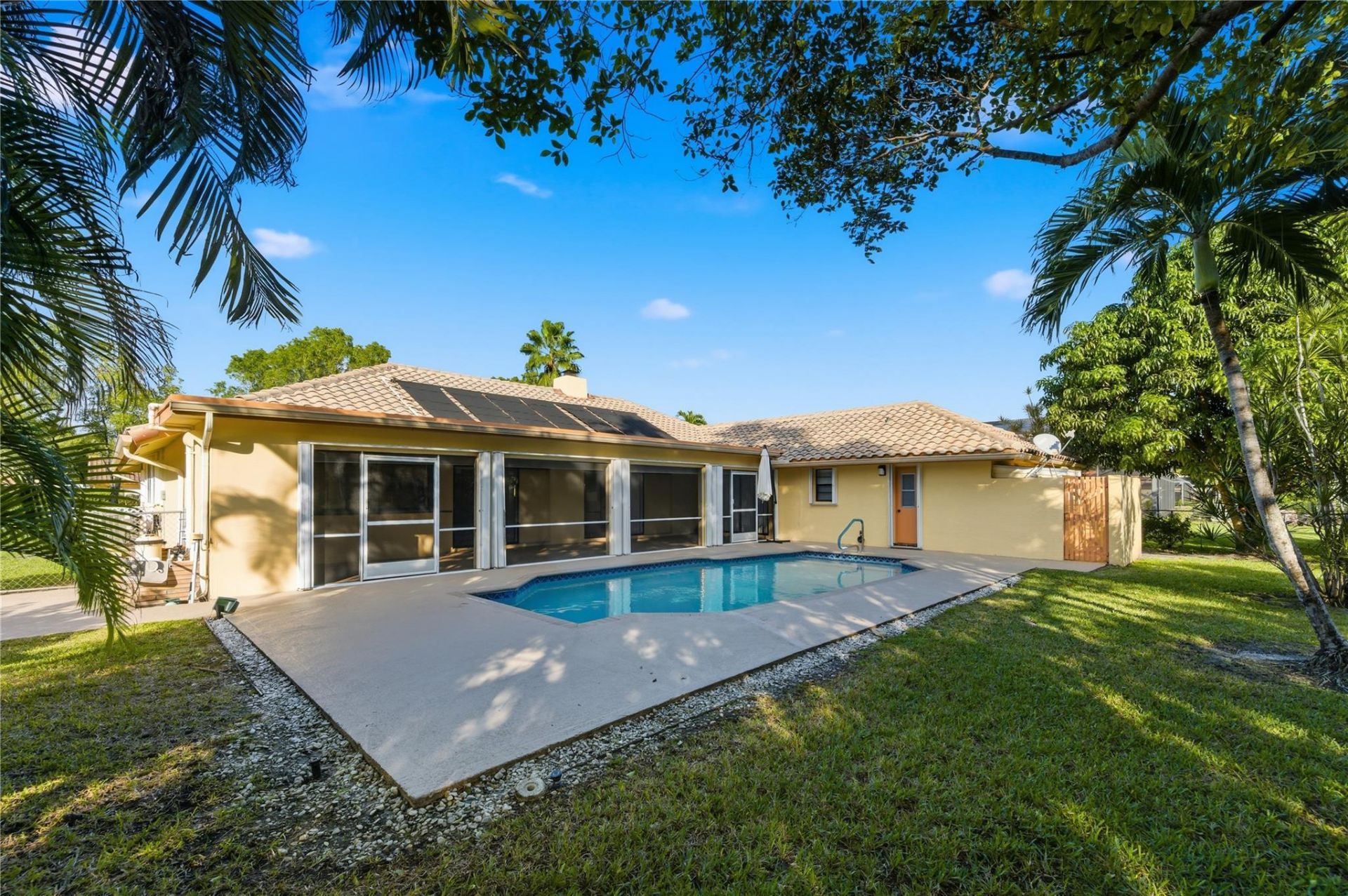 11060 Lakeview Dr, Coral Springs, FL 33071 Photo