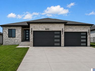 9241 Castle Pine Drive, Lincoln, NE 68516
