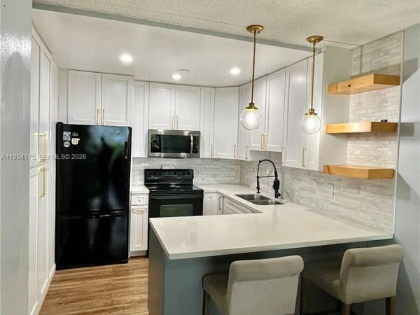 1750 W 56th St, Unit 211, Hialeah, FL 33012