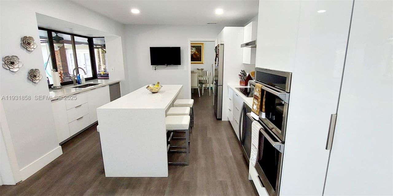 18921 W Oakmont Dr, Hialeah, FL 33015 Photo