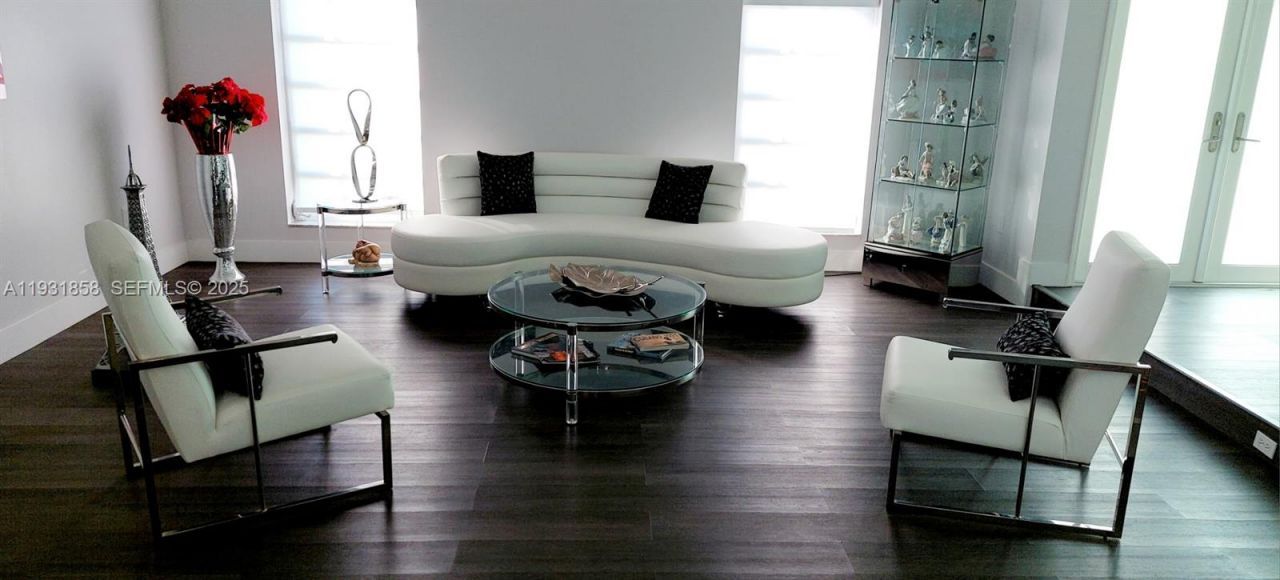 18921 W Oakmont Dr, Hialeah, FL 33015 Photo