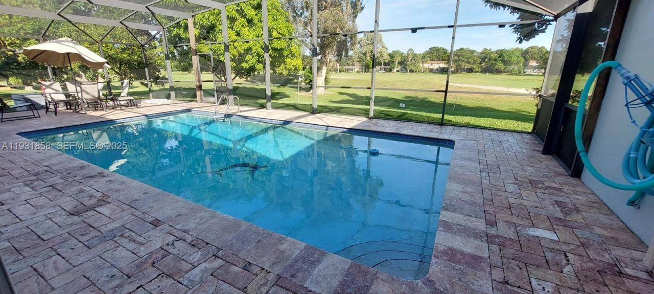 18921 W Oakmont Dr, Hialeah, FL 33015 Photo