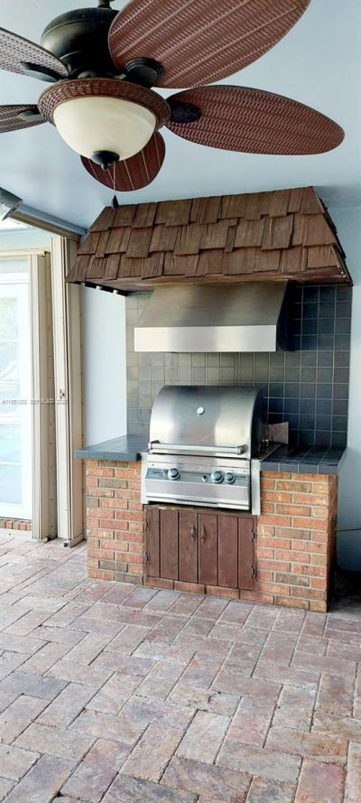 18921 W Oakmont Dr, Hialeah, FL 33015 Photo