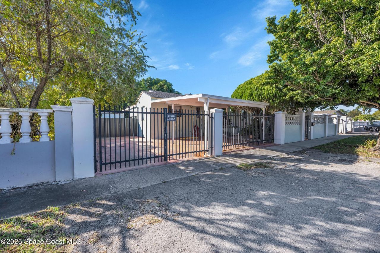 462 E 39 Street , Hialeah, FL 33012 Photo