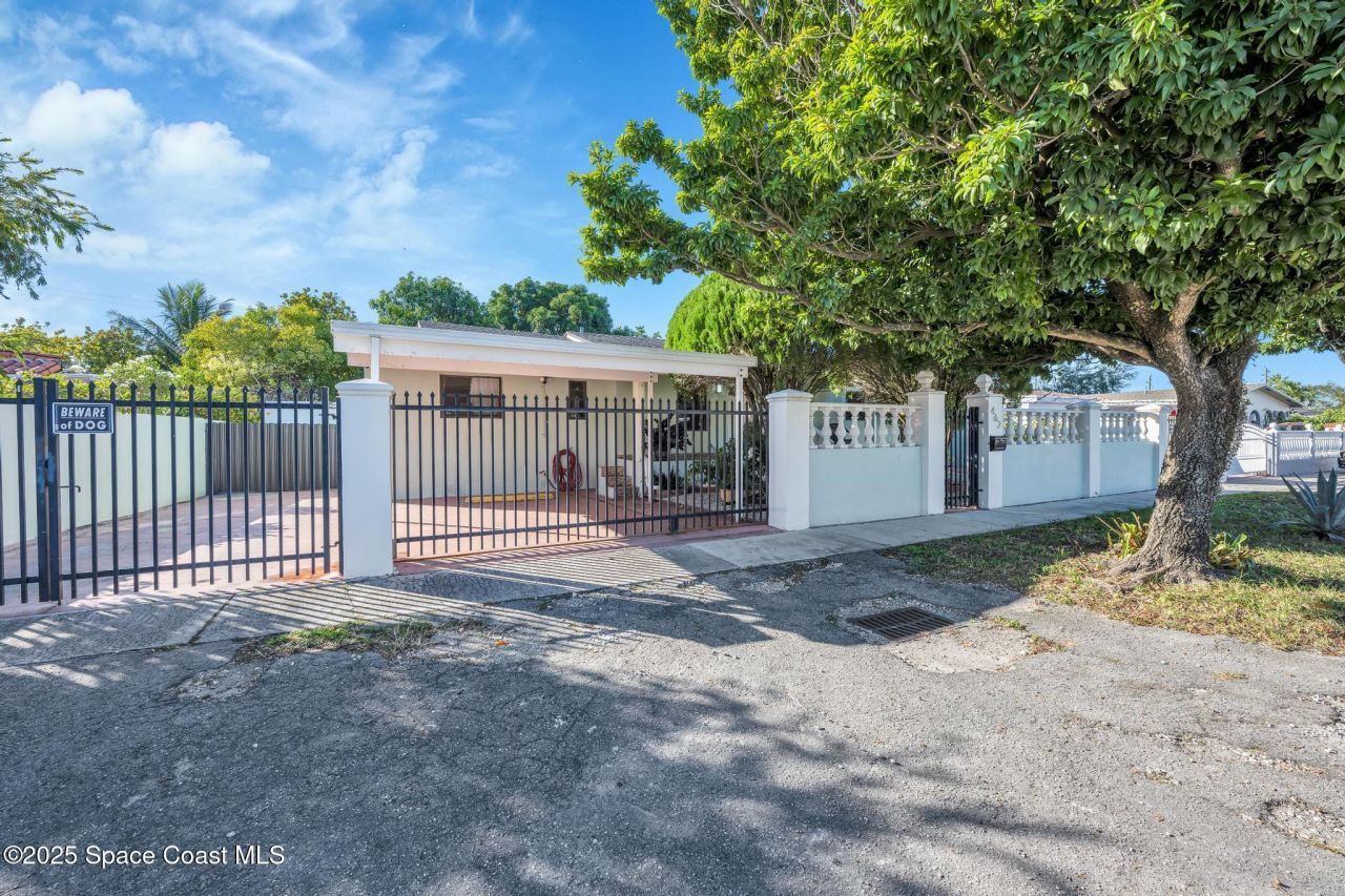 462 E 39 Street , Hialeah, FL 33012 Photo