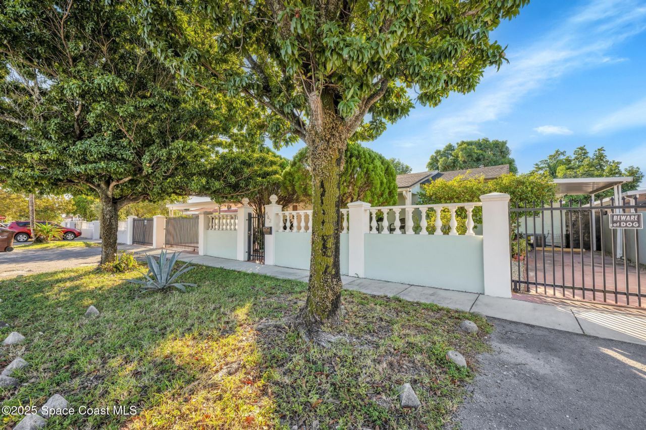 462 E 39 Street , Hialeah, FL 33012 Photo