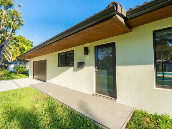 14515 Mahogany Ct, Miami Lakes, FL 33014