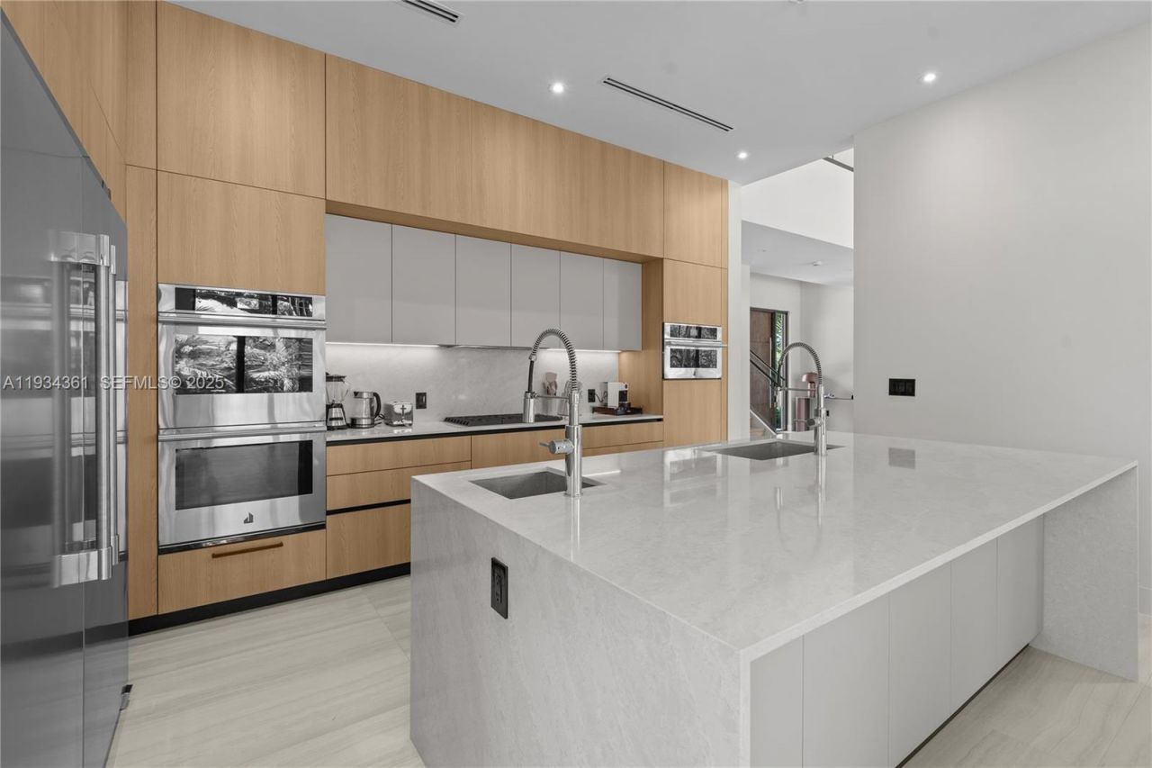 19900 NE 21st Ct , Miami, FL 33179 Photo